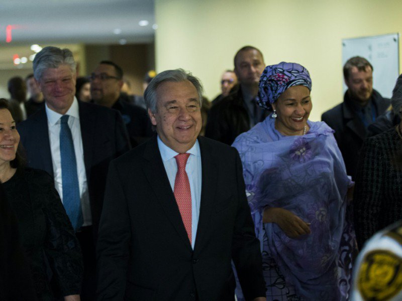 Le nouveau secrétaire général de l'ONU, Antonio Guterres (c) au siège de l'organisation, le 3 janvier 2017 à New York - Eduardo Munoz Alvarez [AFP/Archives]