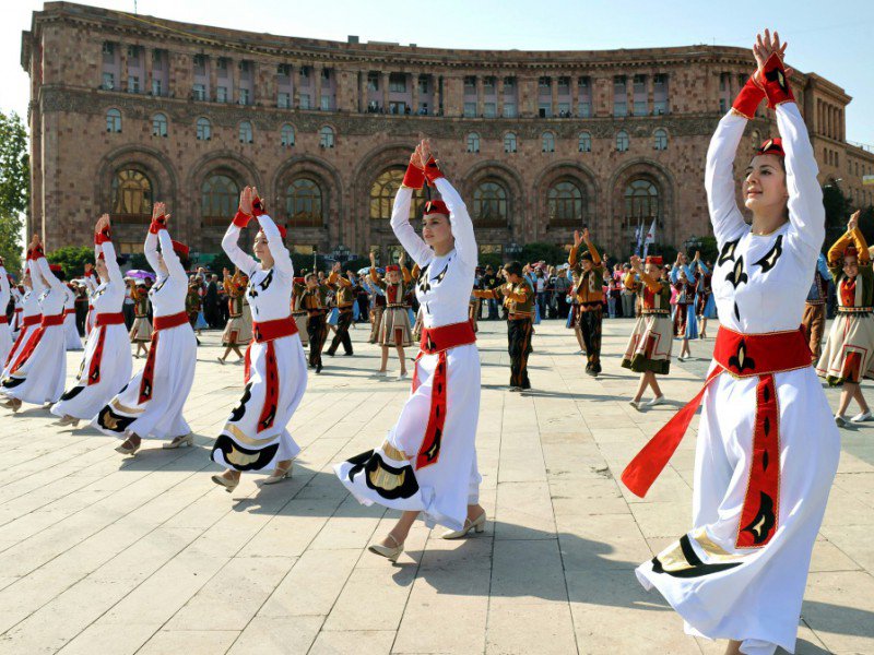 Des Arméniennes dansent à Erevan dans la cadre de célébrations officielles le 12 octobre 2014 - KAREN MINASYAN [AFP/Archives]
