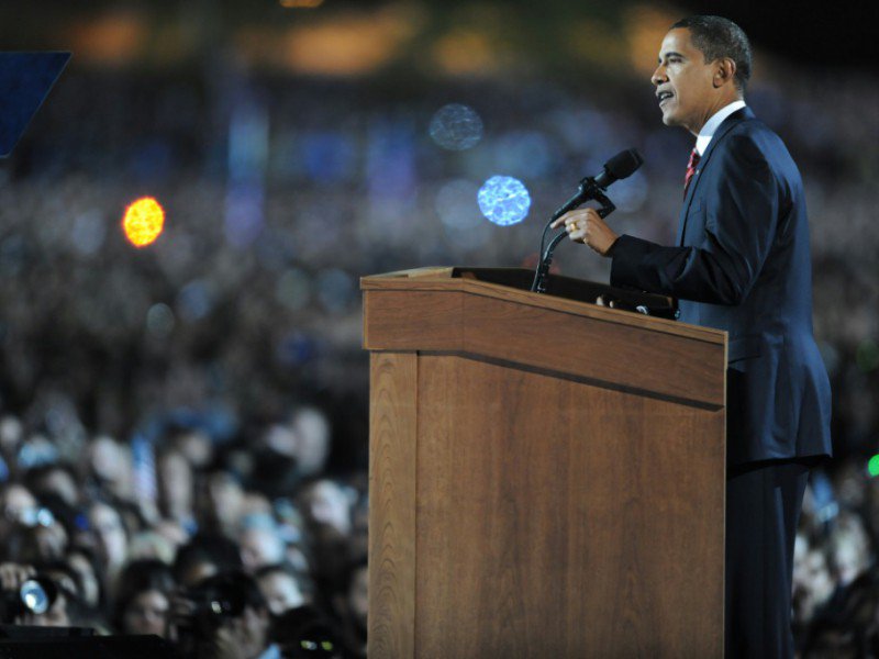 Barack Obama, candidat démocrate à la Maison Blanche, s'adresse à ses supporters à Grant Park au soir de son élection, le 5 novembre 2008, à Chicago - JEWEL SAMAD [AFP/Archives]