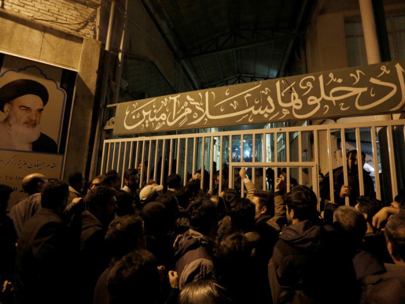 Des Iraniens rassemblés devant la mosquée Jamaran, le 8 janvier 2017 à Téhéran, après le décès de l'ancien président Akbar Hachémi Rafsandjani - ATTA KENARE [AFP]