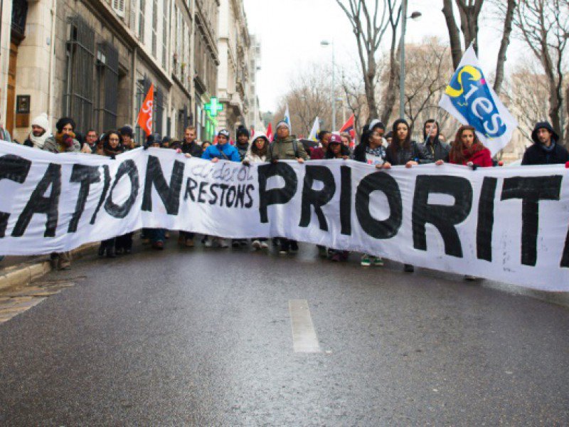Manifestation pour demander la pérennisation des moyens supplémentaires du dispositif ZEP, le 10 janvier 2017 à Marseille - BERTRAND LANGLOIS [AFP]