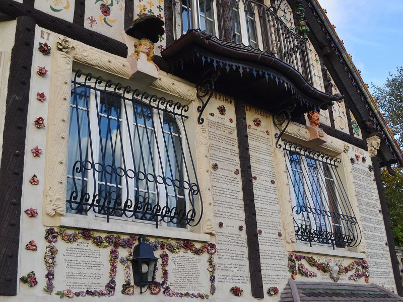 La façade de la maison tout entière vouée à Baudelaire.