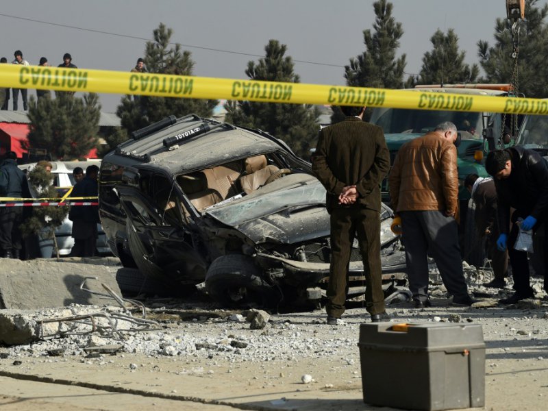Des forces de sécurité afghanes inspectent le site d'une explosion à la voiture piégée, le 28 décembre 2016 à Kaboul - WAKIL KOHSAR [AFP/Archives]