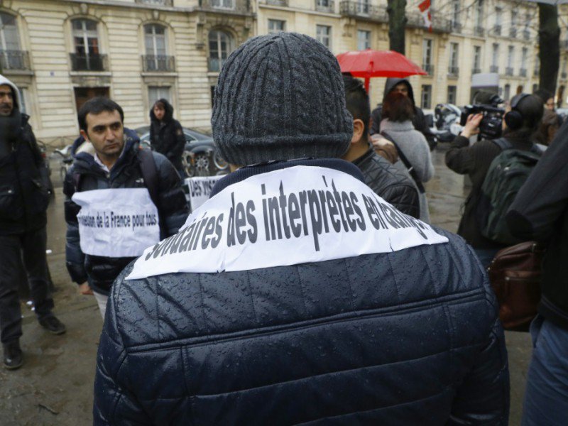 D'anciens interprètes afghans de l'armée française lors d'une manifestation à Paris, le 10 janvier 2017. - PATRICK KOVARIK [AFP]