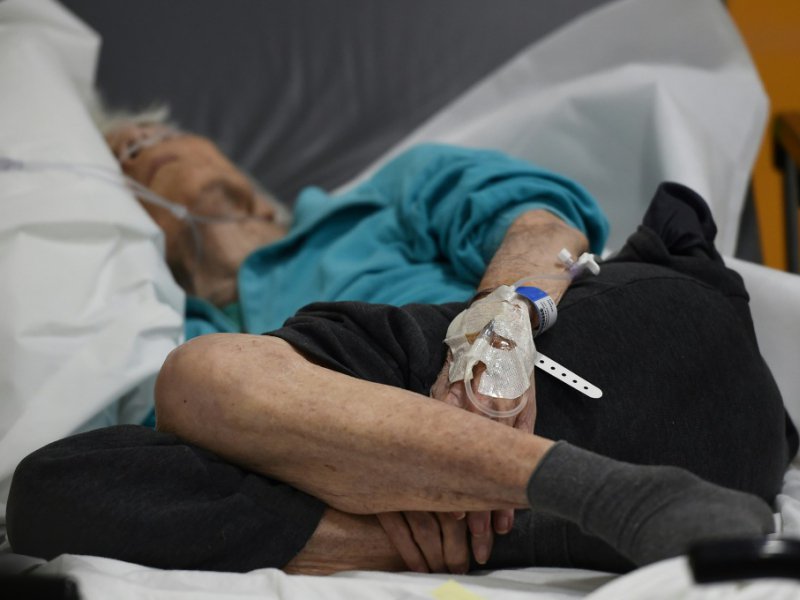 Un patient âgé aux urgences de l'hôpital de la Timone, le 11 janvier 2017 à Marseille - BORIS HORVAT [AFP]