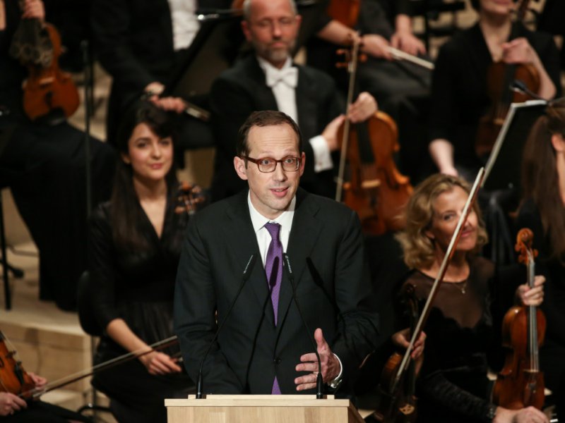 Le directeur musical de la Philharmonie de Hambourg, Christoph Lieben-Seutter, fait une déclaration avant le concert inaugural, le 11 janvier 2017 - Christian Charisius [POOL/AFP]