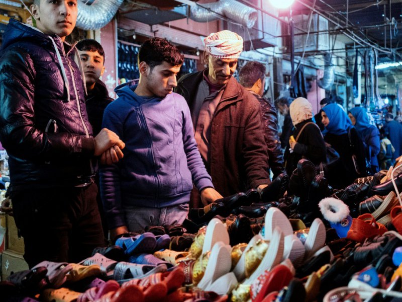 Des Irakiens choisissent des chaussures sur le grand bazar Al-Zahraa, à Mossoul, en Irak, le 11 janvier 2017 - Dimitar DILKOFF [AFP]