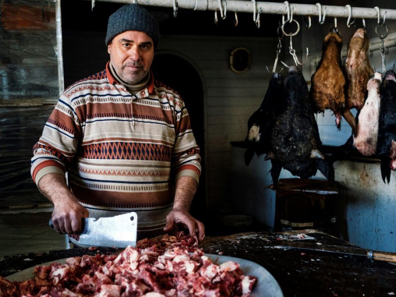 Un boucher à l'oeuvre dans un marché de Mossoul, en Irak, le 11 janvier 2016 - Dimitar DILKOFF [AFP]