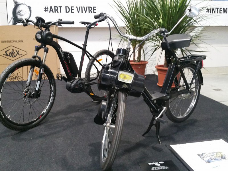 Un ancien et un nouveau VéloSolex - Thierry Valoi