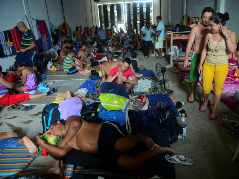 Des Cubains attendant dans un centre d'accueil à Turbo, en Colombie, le 14 juin 2016 après la décision du Panama de fermer sa frontière avec la Colombie pour bloquer le flot de Cubains voulant rejoindre les Etats-Unis - RAUL ARBOLEDA [AFP/Archives]