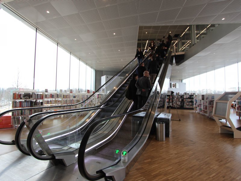 Des escalators ainsi que des ascenseurs permettent d'accéder aux étages. Bibliothèque Alexis de Tocqueville à Caen. 13 janvier 2017. - Maxence Gorréguès