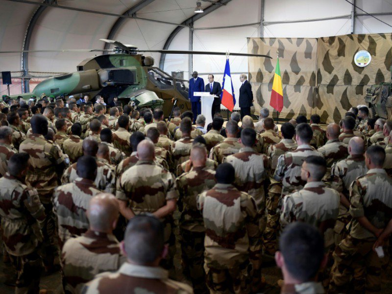 François Hollande (C), le Premier ministre malien Modibo Keita (G) et le ministre de la Défense française Jean-Yves Le Drian (D), face aux troupes de l'opération Barkhane à Gao, dans le nord du Mali, le 13 janvier 2017 - STEPHANE DE SAKUTIN [AFP]