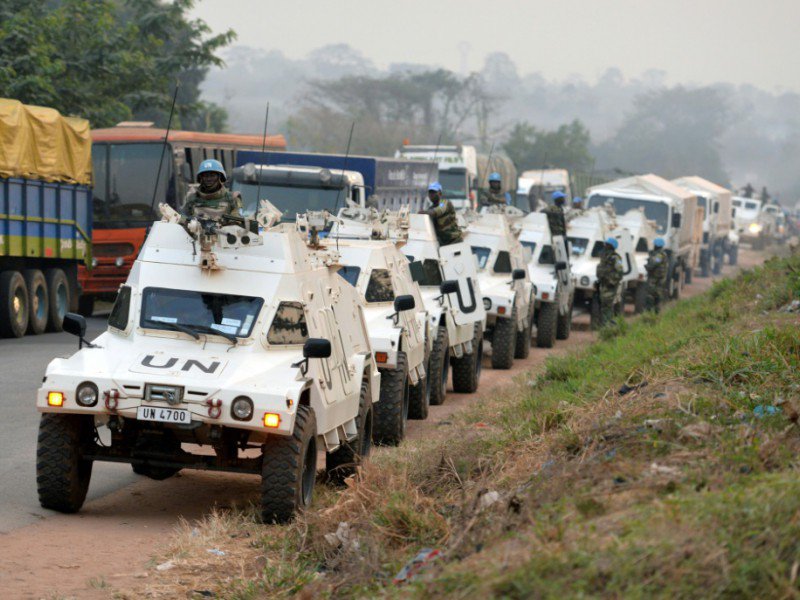 Un convoi de Casques Bleus à l'entrée de Bouaké où des soldats mutins réclament une augmentation de leurs soldes, le 6 janvier 2017 en Côte d'Ivoire - SIA KAMBOU [AFP/Archives]