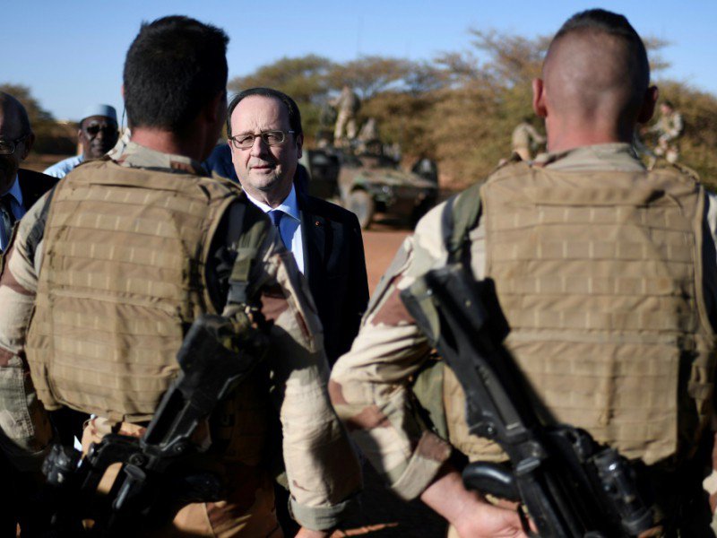 Jean-Yves Le Drian et François Hollande avec les soldats de la force Barkhane le  le 13 janvier 2017 à Gao - STEPHANE DE SAKUTIN [AFP]