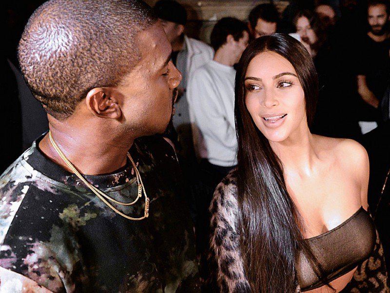 Le 29 septembre 2016, quelques jours avant le braquage, Kim Kardashian assiste avec son mari Kanye West à un défilé durant la Fashion Week parisienne. - ALAIN JOCARD [AFP/Archives]