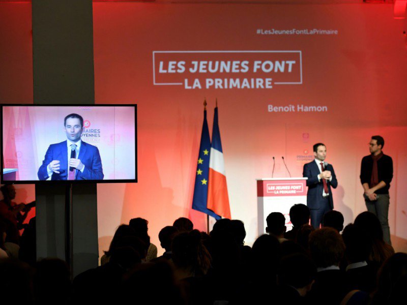 Le candidat Benoît Hamon (G) en compagnie du président du Mouvement des jeunes socialistes (MJS), Benjamin Lucas, le 14 janvier 2017, à Paris. - BERTRAND GUAY [AFP]
