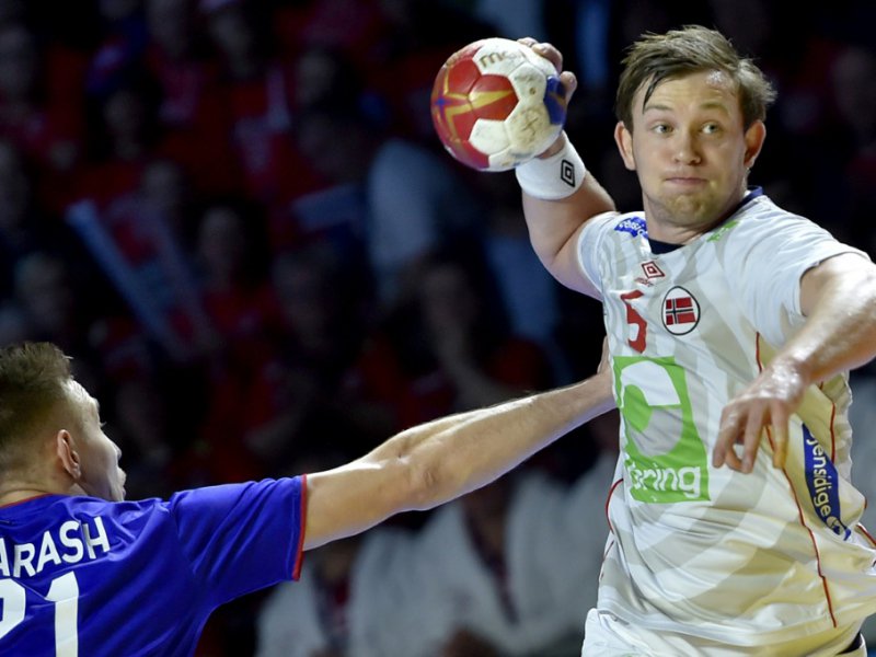 Le Norvégien Sander Sagosen (d) face à la Russie lors du Mondial de handball, le 14 janvier 2017 à Nantes - LOIC VENANCE [AFP]