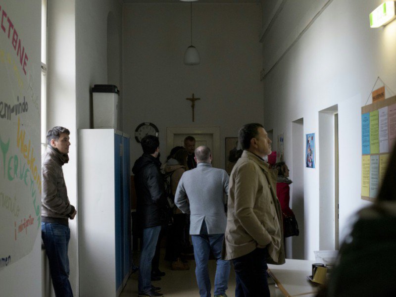 Des touristes visitent un centre d'hébergement de sans-abris à Vienne le 30 octobre 2016 - JOE KLAMAR [AFP]