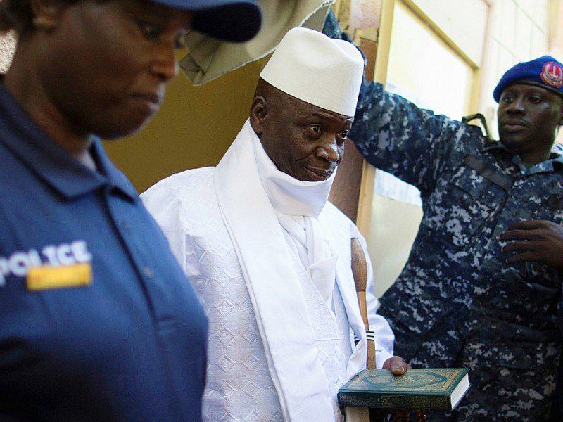 Le président gambien sortant Yahya Jammeh à la sortie du bureau de vote le 1er décembre 2016 à Banjul - MARCO LONGARI [AFP/Archives]