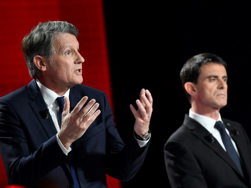 Vincent Peillon (G) et Manuel Valls lors du deuxième débat télévisé de la primaire du PS et de ses alliés, le 15 janvier 2017, à Paris. - bertrand GUAY [AFP]