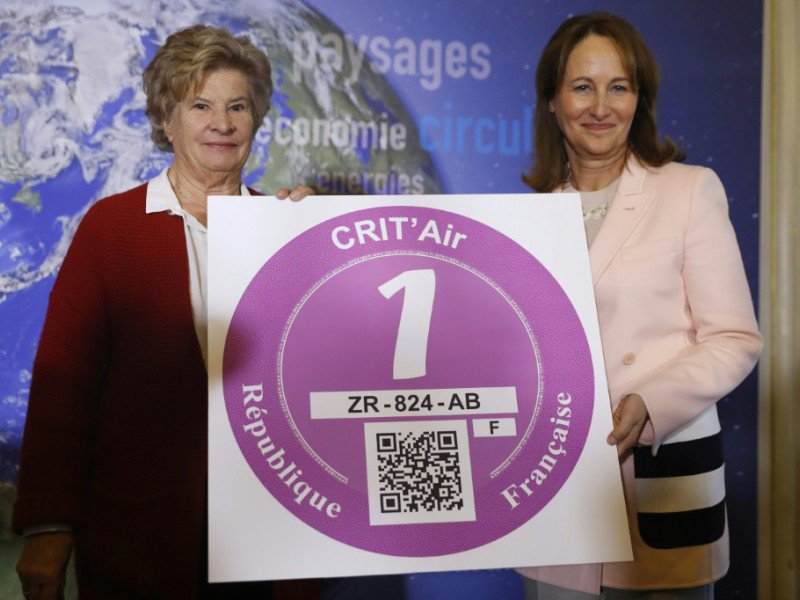La ministre de l'Ecologie, Segolene Royal présente la vignette "Crit'Air", le 5 janvier à Paris - PATRICK KOVARIK [AFP/Archives]