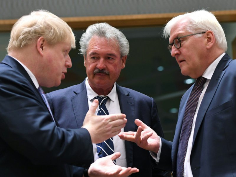 Les ministres des Affaires étrangères britannique Boris Johnson, luxembourgeois, Jean Asselborn,  et allemand, Frank-Walter Steinmeier, le 16 janvier 2017 à Bruxelles - EMMANUEL DUNAND [AFP]