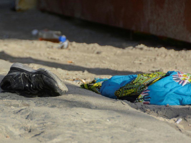 Une chaussure sur la plage voisine de la discothèque Blue Parrot, à Playa del Carmen au Mexique, le 16 janvier 2017. - STR [AFP]