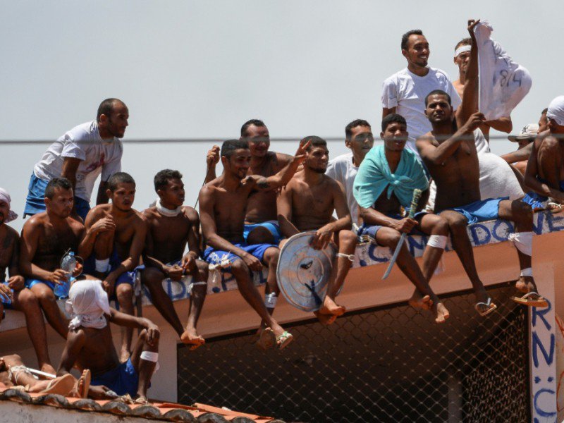 Plusieurs dizaines de détenus ont occupé lundi le toit de la prison d'Alcaçuz, près de Natal, dans le nord-est du Brésil, le 16 janvier 2016. - ANDRESSA ANHOLETE [AFP]