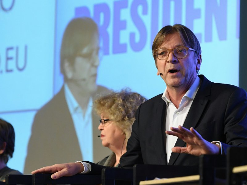 Guy Verhofstadt (d), lors d'un débat avant l'élection du nouveau président du Parlement européen, le 11 janvier 2017 à Bruxelles - EMMANUEL DUNAND [AFP/Archives]