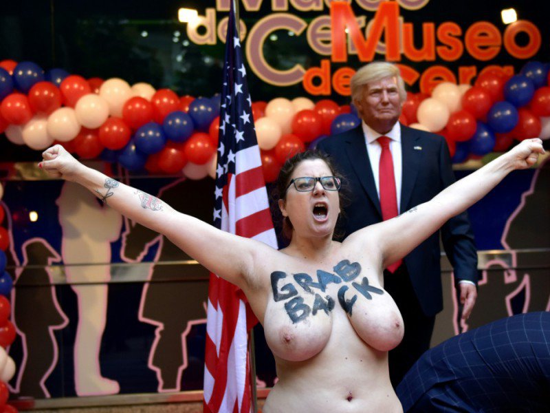Une militant des Femen manifestent devant une statue de cire du président élu américain Donald Trump à Madrid, le 17 janvier 2017 - GERARD JULIEN [AFP]