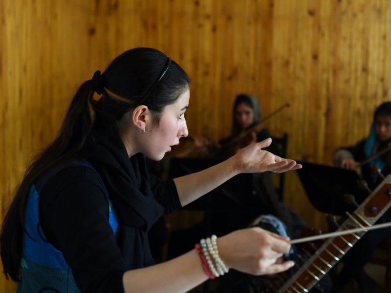 Negina Khpalwak, chef d'orchestre de "Zhora" le  premier orchestre 100% féminin d'Afghanistan, le 8 janvier 2017 en répétition à l'Institut national de musique à Kaboul - WAKIL KOHSAR [AFP]