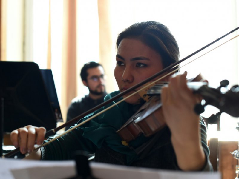 Zarifa Adiba, violoniste, dans le premier orchestre 100% féminin d'Afghanistan le 8 janvier 2017 en répétition à l'Institut national de musique à Kaboul - WAKIL KOHSAR [AFP]