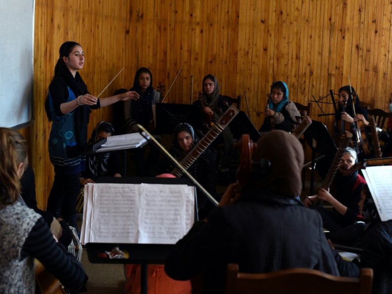 Negina Khpalwak chef d'orchestre de "Zhora"  le premier orchestre 100% féminin d'Afghanistan, et ses musiciennes le 8 janvier 2017 en répétition à l'Institut national de musique à Kaboul - WAKIL KOHSAR [AFP]
