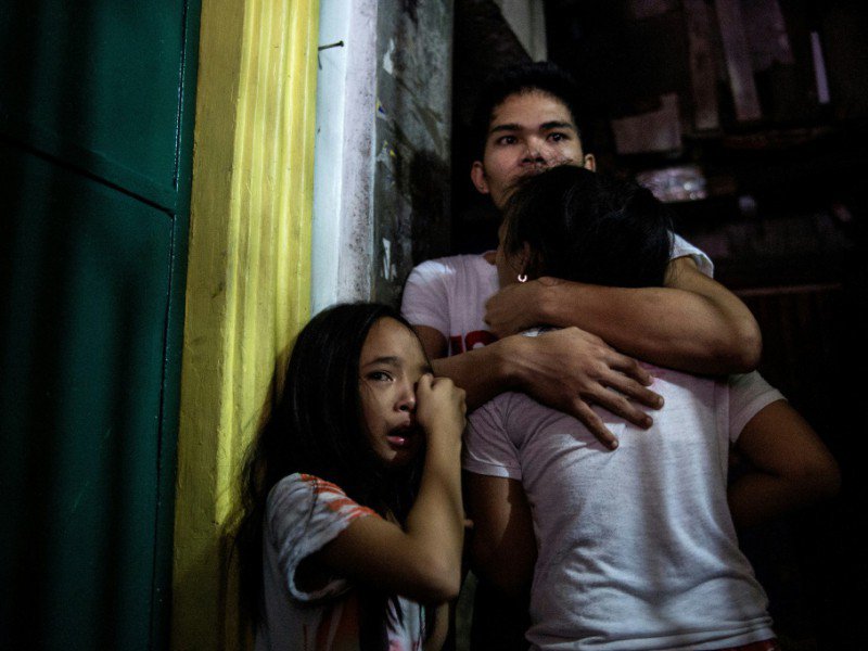 Les proches d'un trafiquant de drogue présumé tué, à Manille, le 4 janvier 2017 - NOEL CELIS [AFP]