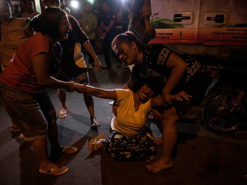 Les proches d'un trafiquant de drogue présumé tué à Manille, le 4 janvier 2017 - NOEL CELIS [AFP]