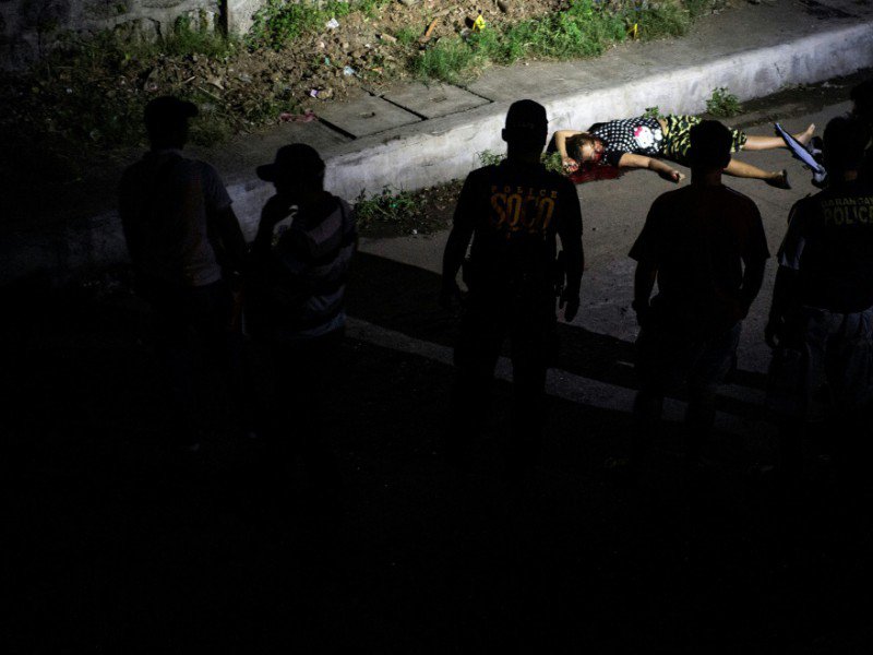 Le corps d'une femme tuée dans la cadre de la guerre antidrogue à Manille, aux Philippines, le 4 janvier 2017 - NOEL CELIS [AFP]