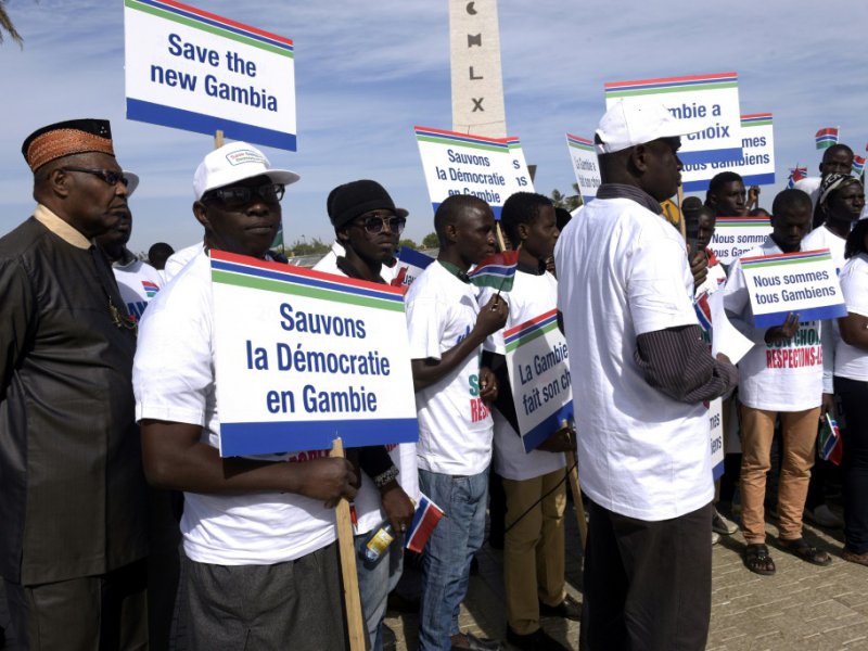 Manifestation à Dakar, au Sénégal, pour soutenir des ONG gambiennes, le 17 décembre 2016 - SEYLLOU [AFP]