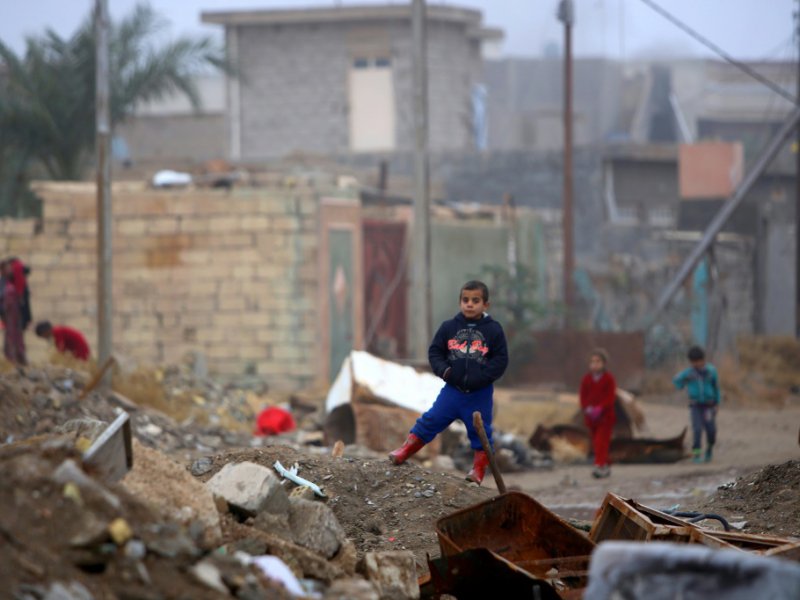 Des enfants jouent dans une rue de Fallouja, en Irak, le 3 janvier 2016 - SABAH ARAR [AFP]