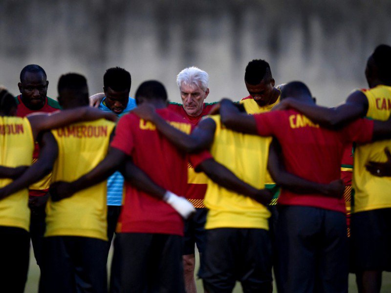 Les joueurs du Cameroun autour de leur sélectionneur Hugo Broos, lors d'un entraînement le 16 janvier 2017 à Libreville - GABRIEL BOUYS [AFP]