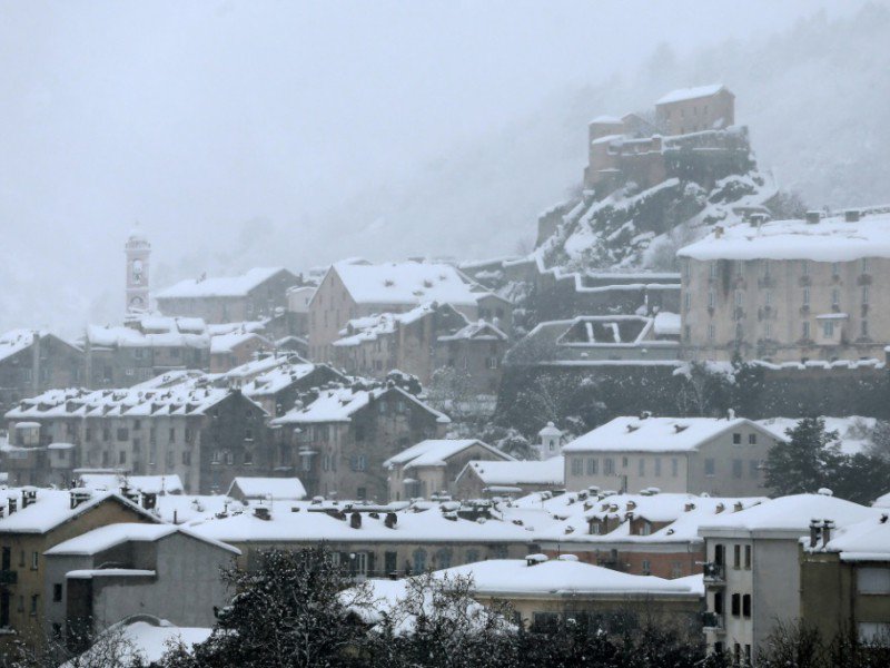 La commune de Corte sous un manteau de neige, le 18 janvier 2017. - PASCAL POCHARD-CASABIANCA [AFP]