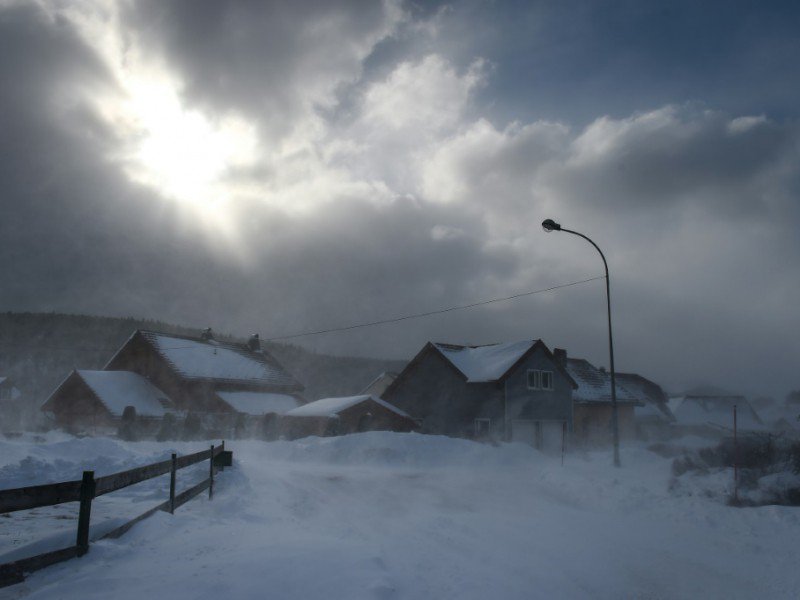 Des maisons couvertes de neige à Mouthe, appelée la "Petite Siberie", et réputée être la ville la plus froide de France, le 17 janvier 2017 - SEBASTIEN BOZON [AFP]