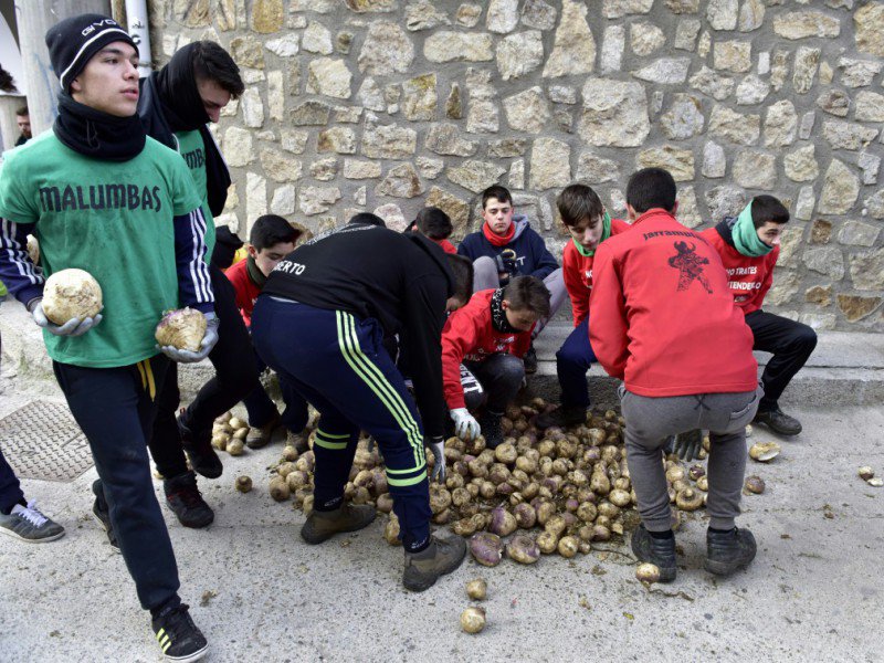 Des jeunes se préparent à jeter des navets à Piornal, en Espagne, le 19 janvier 2017 - GERARD JULIEN [AFP]