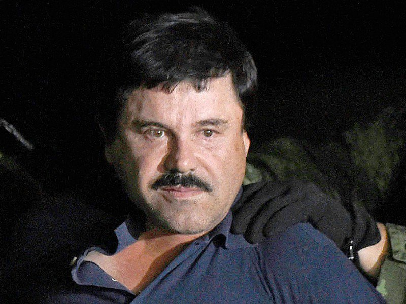 Le narcotrafiquant mexicain Joaquin "El Chapo" Guzman escorté par la police à l'aéroport de Mexico après avoir été à nouveau capturé, le 8 janvier 2016 - ALFREDO ESTRELLA [AFP/Archives]