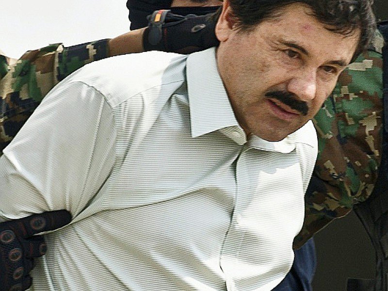 El Chapo escorté par des militaires mexicains le 22 février 2014 - RONALDO SCHEMIDT [AFP/Archives]