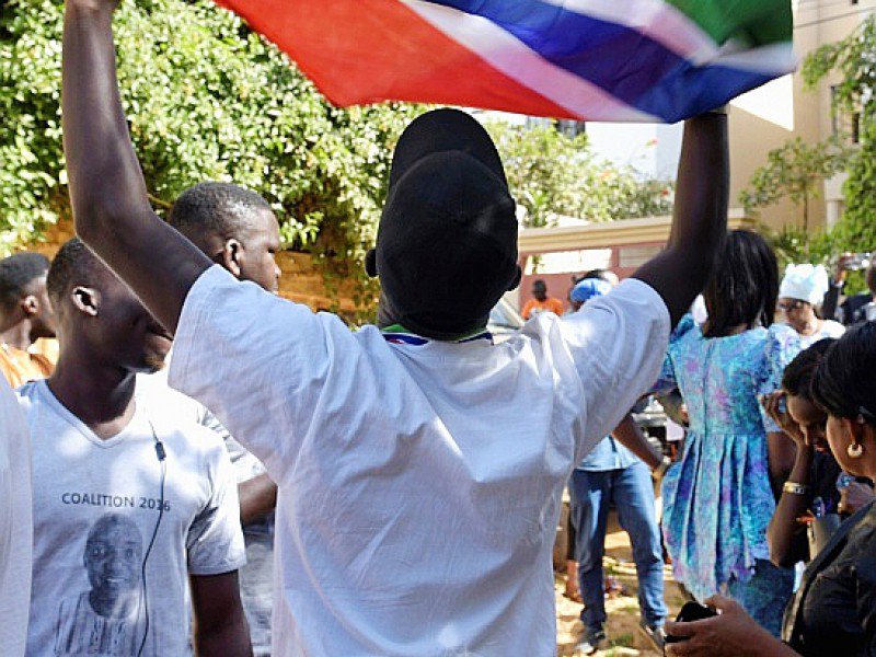 Des partisans du président de Gambie Adama Barrow, devant l'ambassade gambienne à Dakar au Sénégal, le 19 janvier 2017 - Seyllou [AFP]