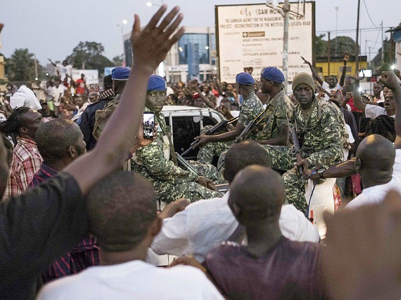 Des militaires au milieu des scènes de liesse qui ont éclaté  le 19 janvier 2017 Banjul après l'investiture du nouveau président gambien Adama Barrow - STRINGER [AFP]