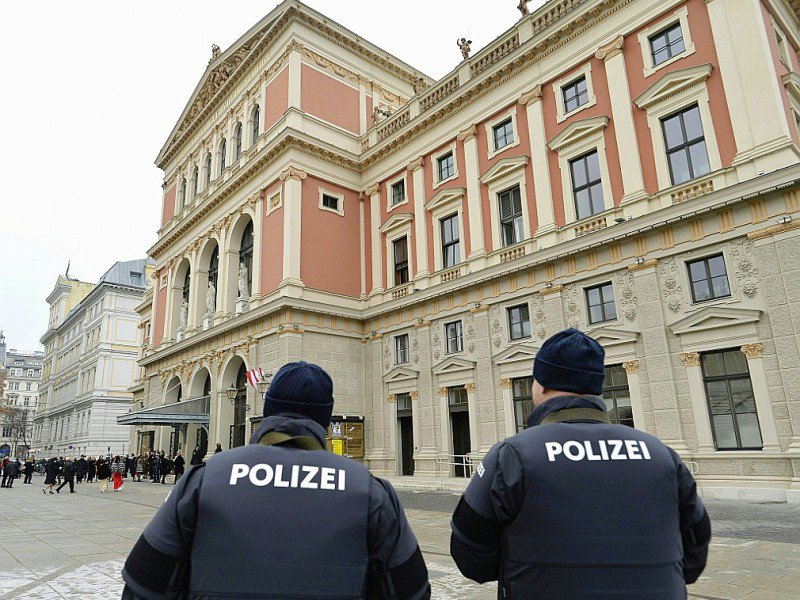Des policiers en patrouille à Vienne, le 1er janvier 2016 - HERBERT NEUBAUER [APA/AFP]