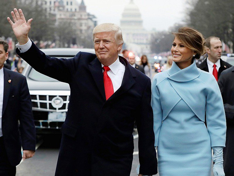 Donald Trump, Melania Trump saluent la foule lors du défilé, le 20 janvier 2017 à Washington - Evan Vucci [POOL/AFP]