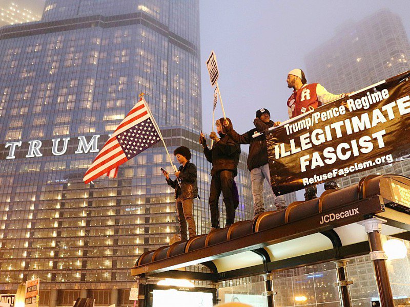 Des manifestants anti-Trump à Chicago, le 20 janvier 2017 - derek henkle [AFP]