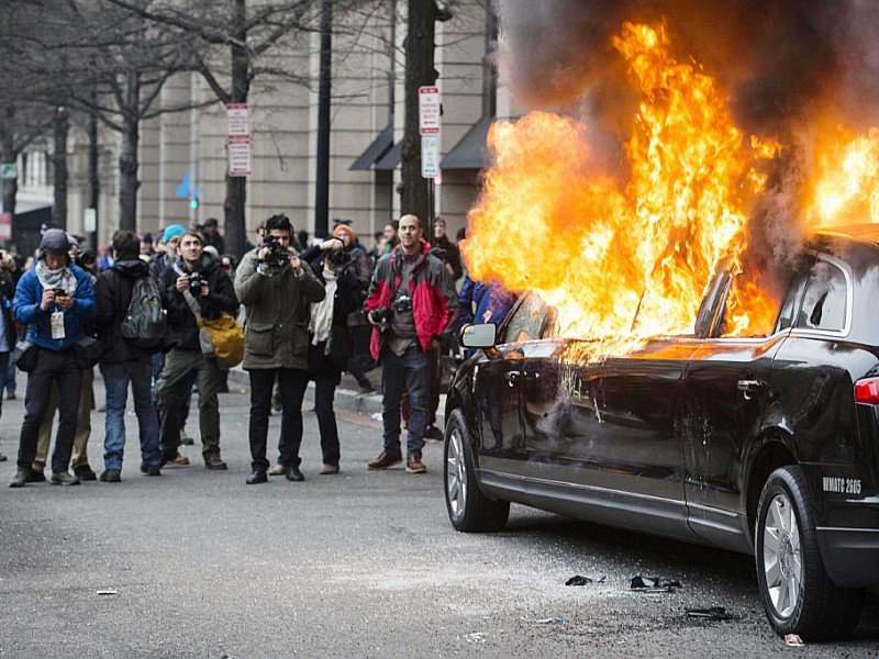 Une limousine en feu à Washington lors des manifestations anti-Trump le 20 janvier 2017 - ZACH GIBSON [AFP]
